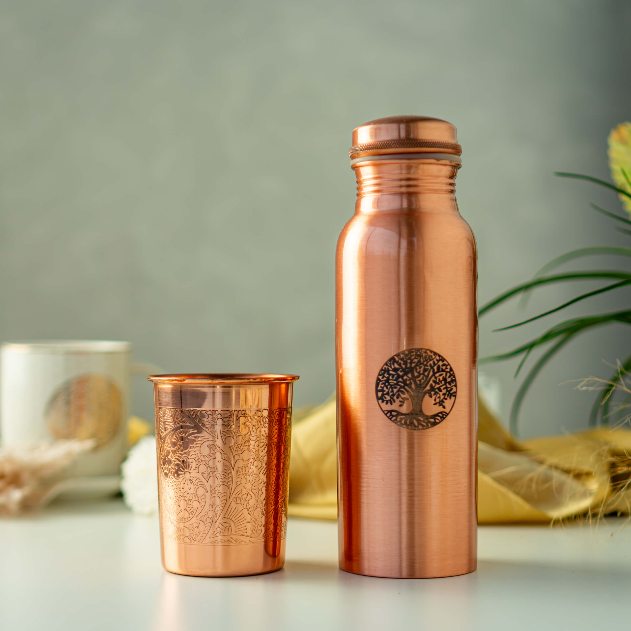 Kupferbecher mit Blumenmuster