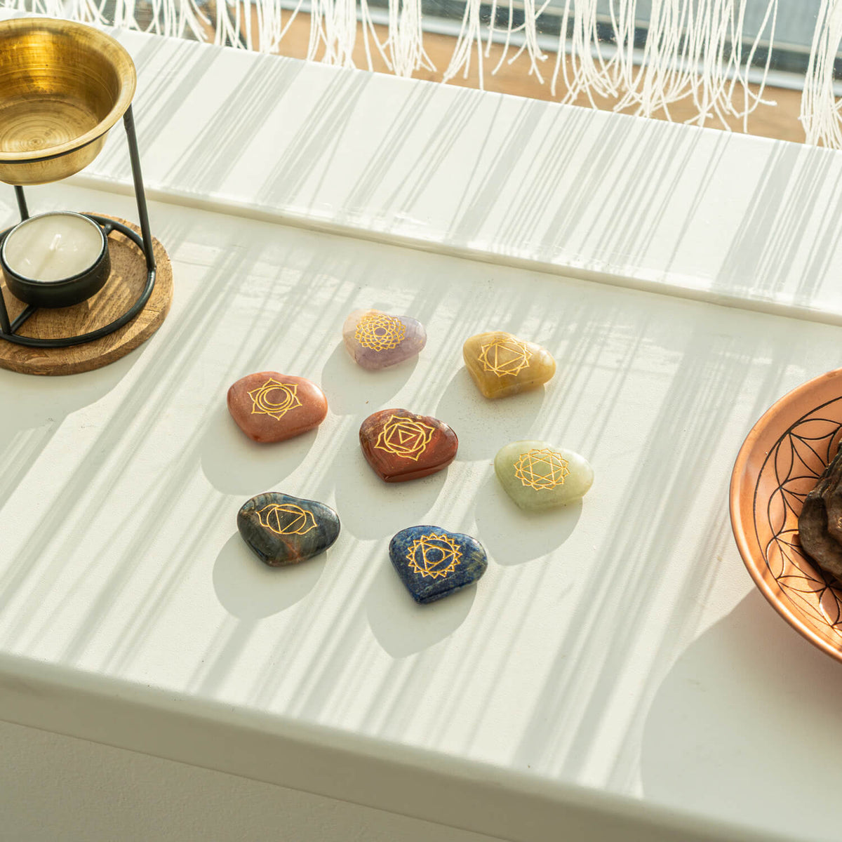 Edelstein Set mit 7 Chakra Symbolsteinen in Herzform