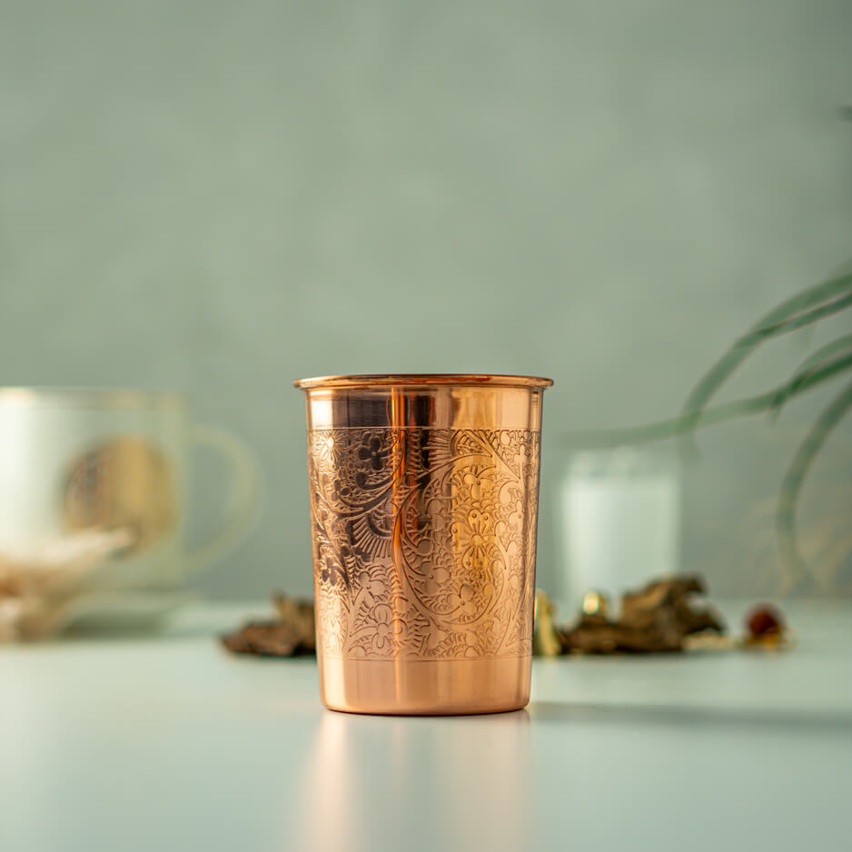 Kupferbecher mit Blumenmuster