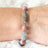 Mala Armband Rhodonit/grauer Quarz mit Feder